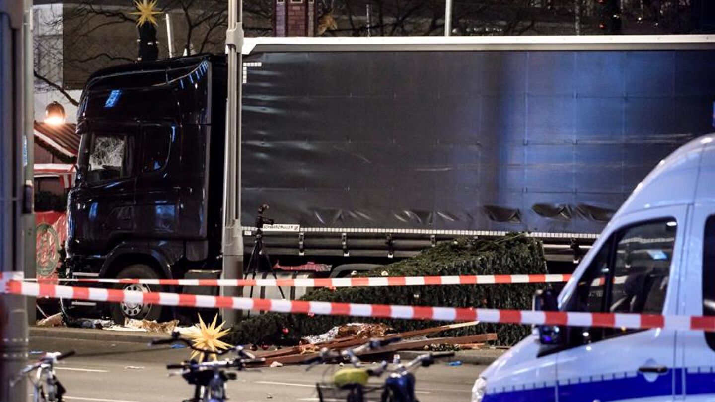 Imagen del cami&oacute;n despu&eacute;s del atropello masivo en Berl&iacute;n
