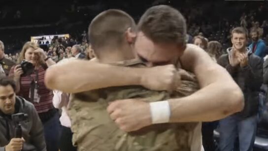 Bo Farrell abraza a su hermano Matt despu&eacute;s del partido