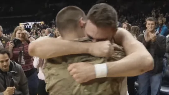 Bo Farrell abraza a su hermano Matt después del partido Bo Farrell abraza a su hermano Matt después del partido