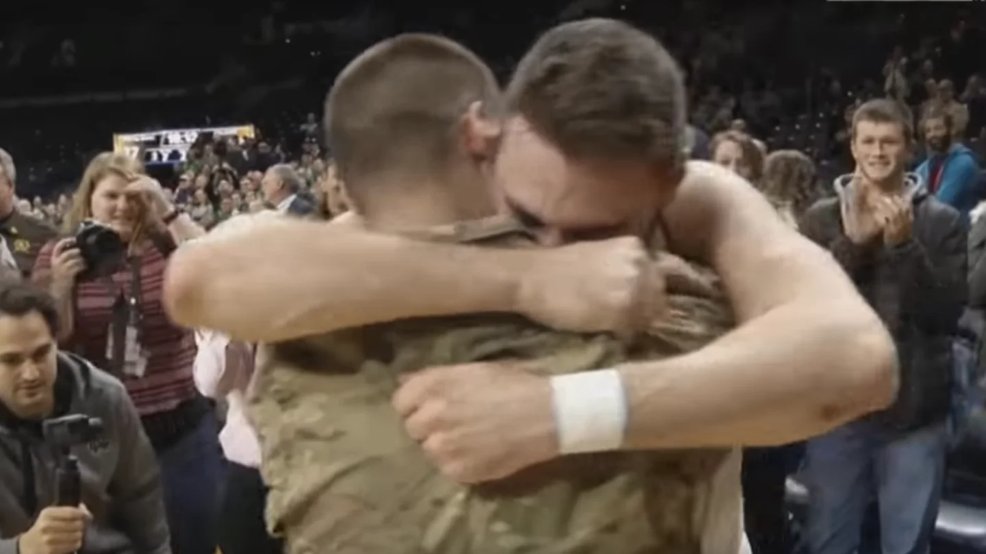 Bo Farrell abraza a su hermano Matt después del partido Bo Farrell abraza a su hermano Matt después del partido