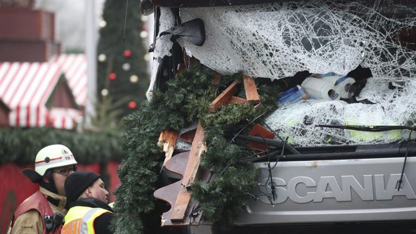 n polic&iacute;a y un bombero inspeccionan el cami&oacute;n del atentado en Berl&iacute;n