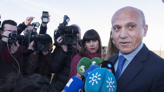 Jos&eacute; Mar&iacute;a del Nido atiende a los medios de comunicaci&oacute;n