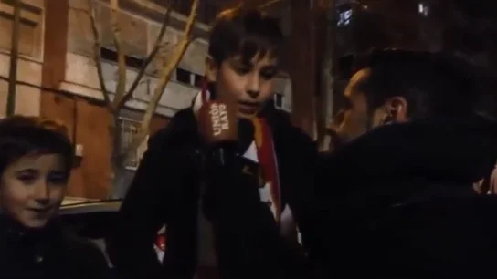 Un niño comenta el fallo de Gazzaniga, portero del Rayo Un niño comenta el fallo de Gazzaniga, portero del Rayo