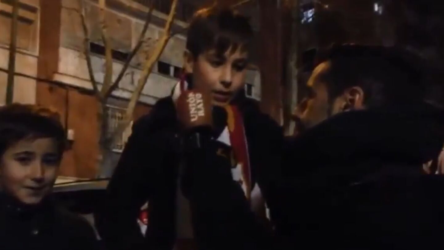 Un ni&ntilde;o comenta el fallo de Gazzaniga, portero del Rayo