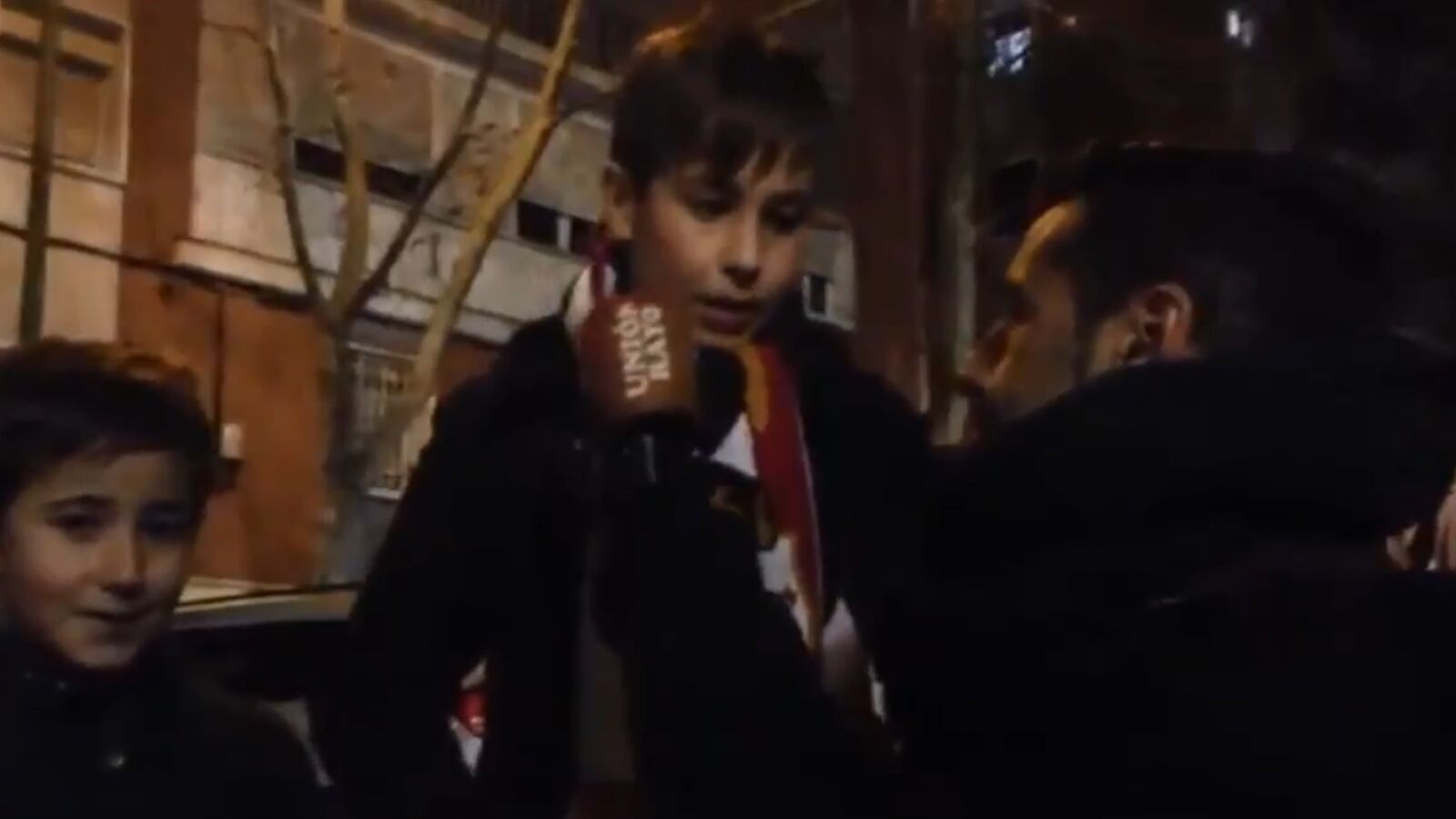 Un ni&ntilde;o comenta el fallo de Gazzaniga, portero del Rayo