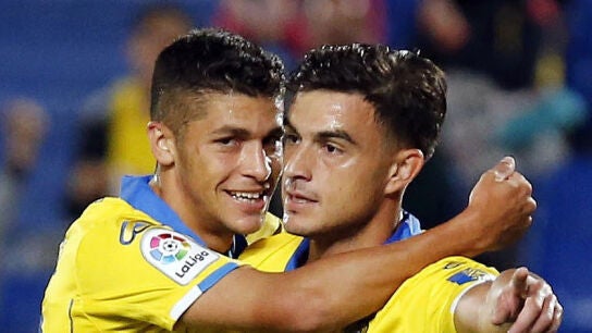 Mateo Garc&iacute;a y Asdr&uacute;bal Padr&oacute;n celebran uno de los goles de Las Palmas ante el Toledo