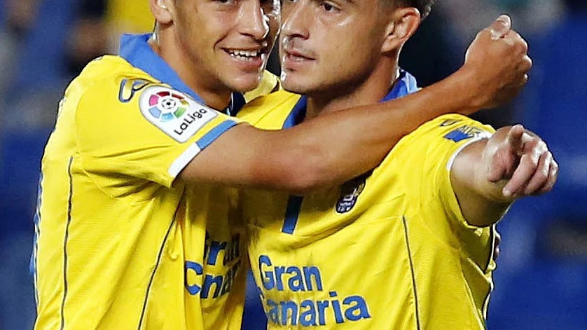 Mateo García y Asdrúbal Padrón celebran uno de los goles de Las Palmas ante el Toledo