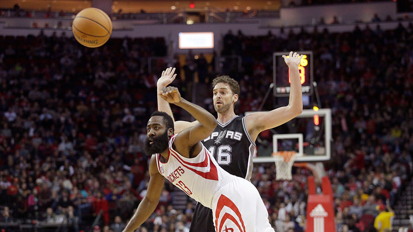 Pau Gasol disputa un bal&oacute;n con James Harden