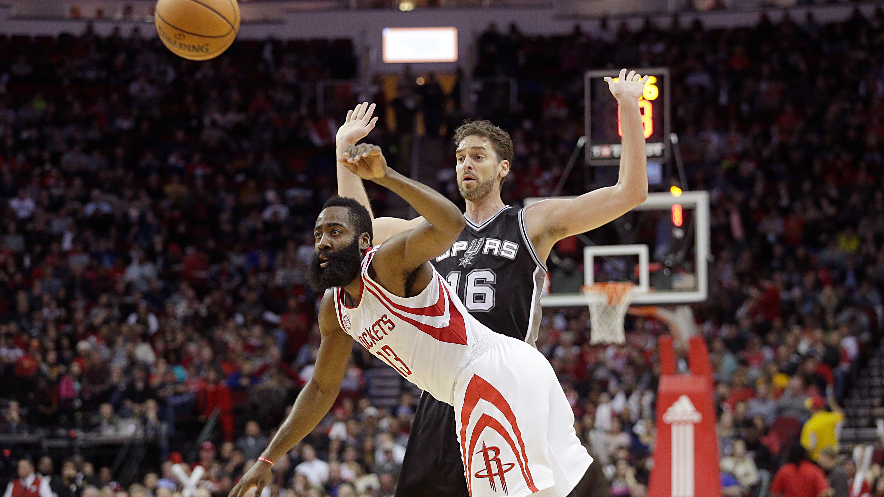 Pau Gasol disputa un balón con James Harden