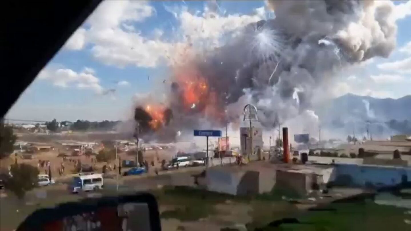 Frame 0.0 de: Al menos 36 muertos por varias explosiones en cadena en un mercado de pirotecnia de M&eacute;xico