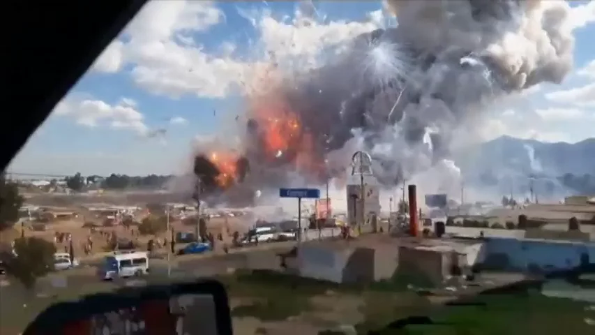 Frame 0.0 de: Al menos 36 muertos por varias explosiones en cadena en un mercado de pirotecnia de México Frame 0.0 de: Al menos 36 muertos por varias explosiones en cadena en un mercado de pirotecnia de México