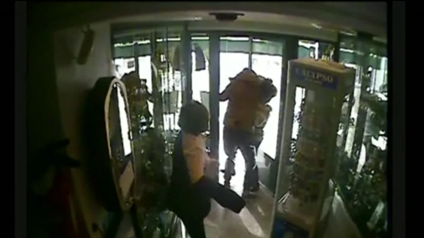 Captura del momento en el que el joven huye con el cordón de oro Captura del momento en el que el joven huye con el cordón de oro