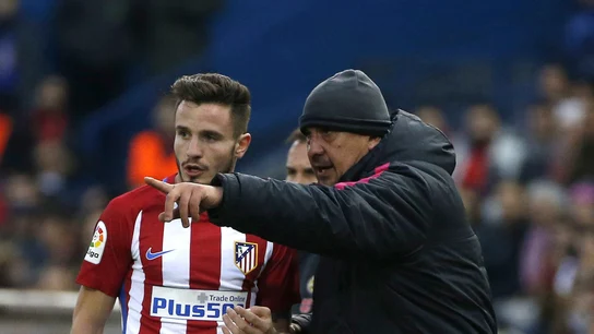 El 'Mono' Burgos da instrucciones a Saúl desde la banda El 'Mono' Burgos da instrucciones a Saúl desde la banda
