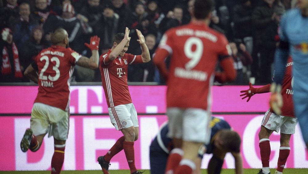 Xabi Alonso celebra su gol contra el Leipzig