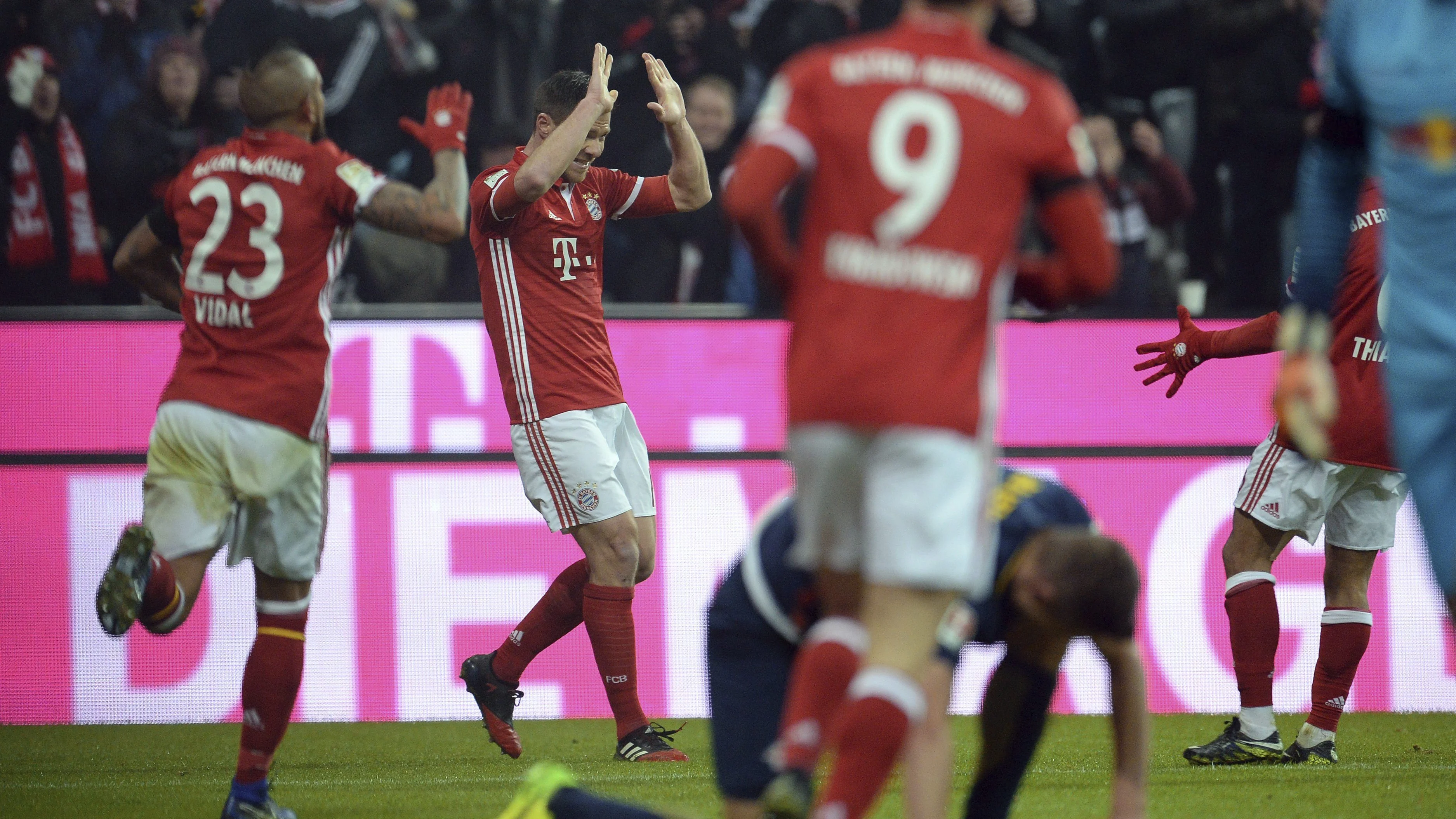 Xabi Alonso celebra su gol contra el Leipzig