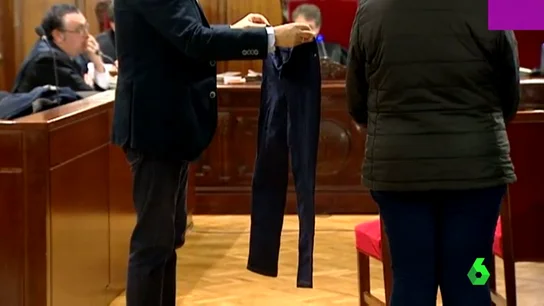 Los pantalones quemados de la víctima mostrados durante el juicio Los pantalones quemados de la víctima mostrados durante el juicio
