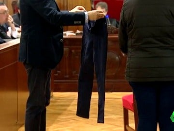 Los pantalones quemados de la víctima mostrados durante el juicio Los pantalones quemados de la víctima mostrados durante el juicio