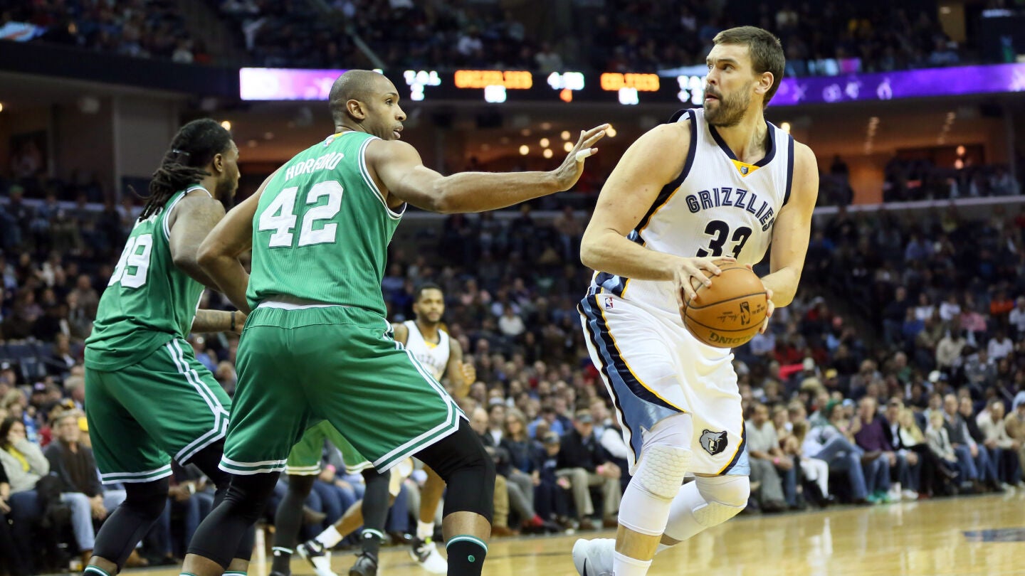 Marc Gasol se prepara para lanzar a canasta