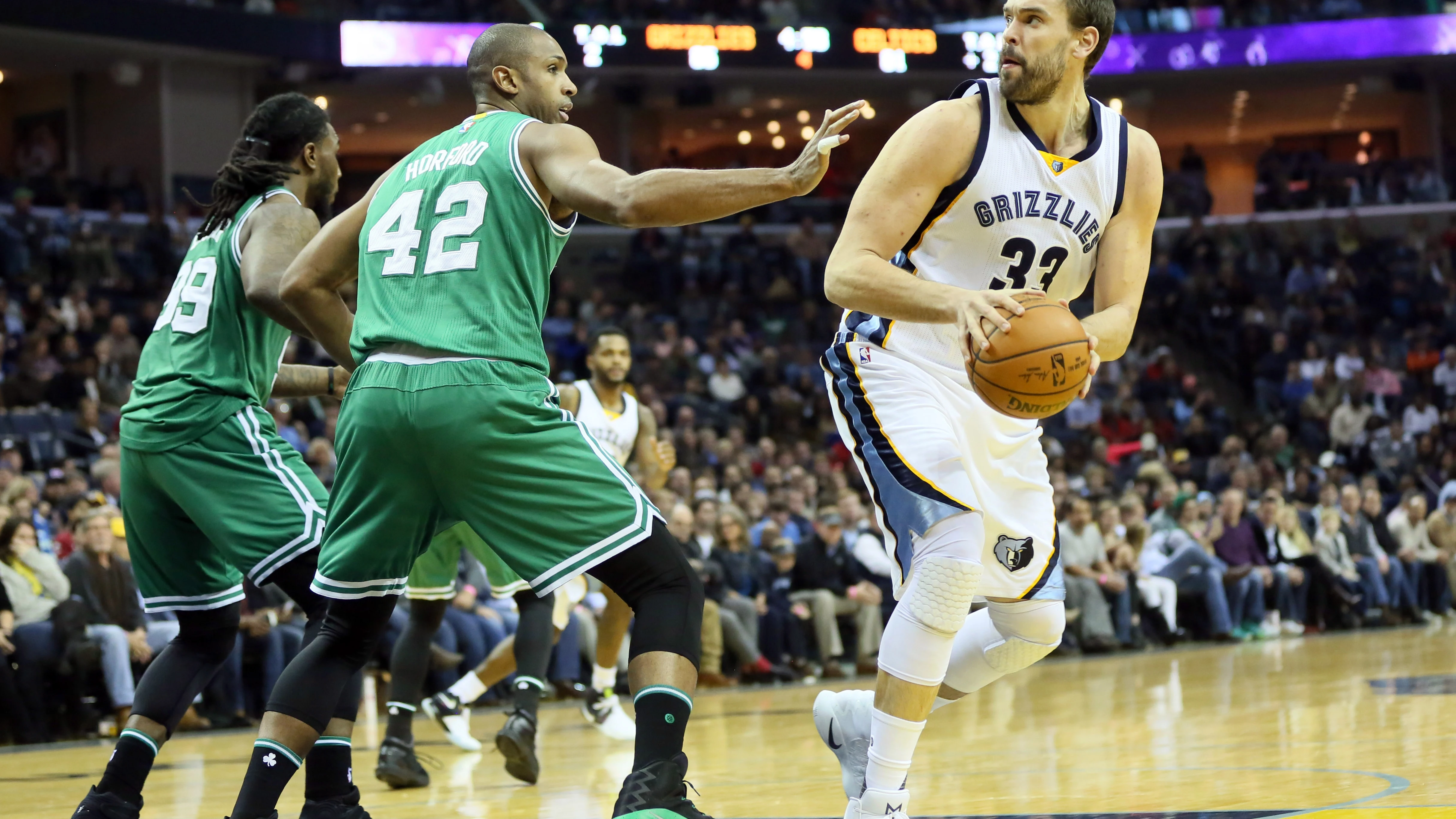 Marc Gasol se prepara para lanzar a canasta