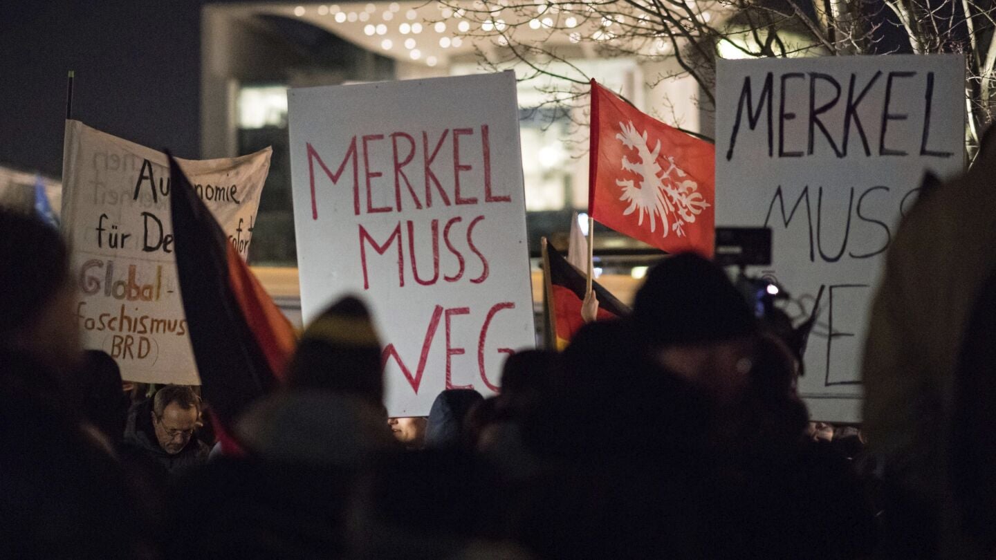 Manifestaci&oacute;n contra Merkel tras el atentado en Berl&iacute;n