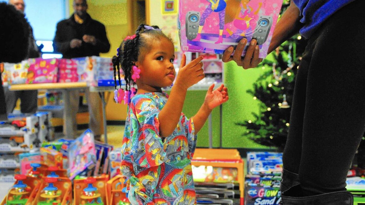 Una de las ni&ntilde;as ingresadas recibe un regalo de Jessie