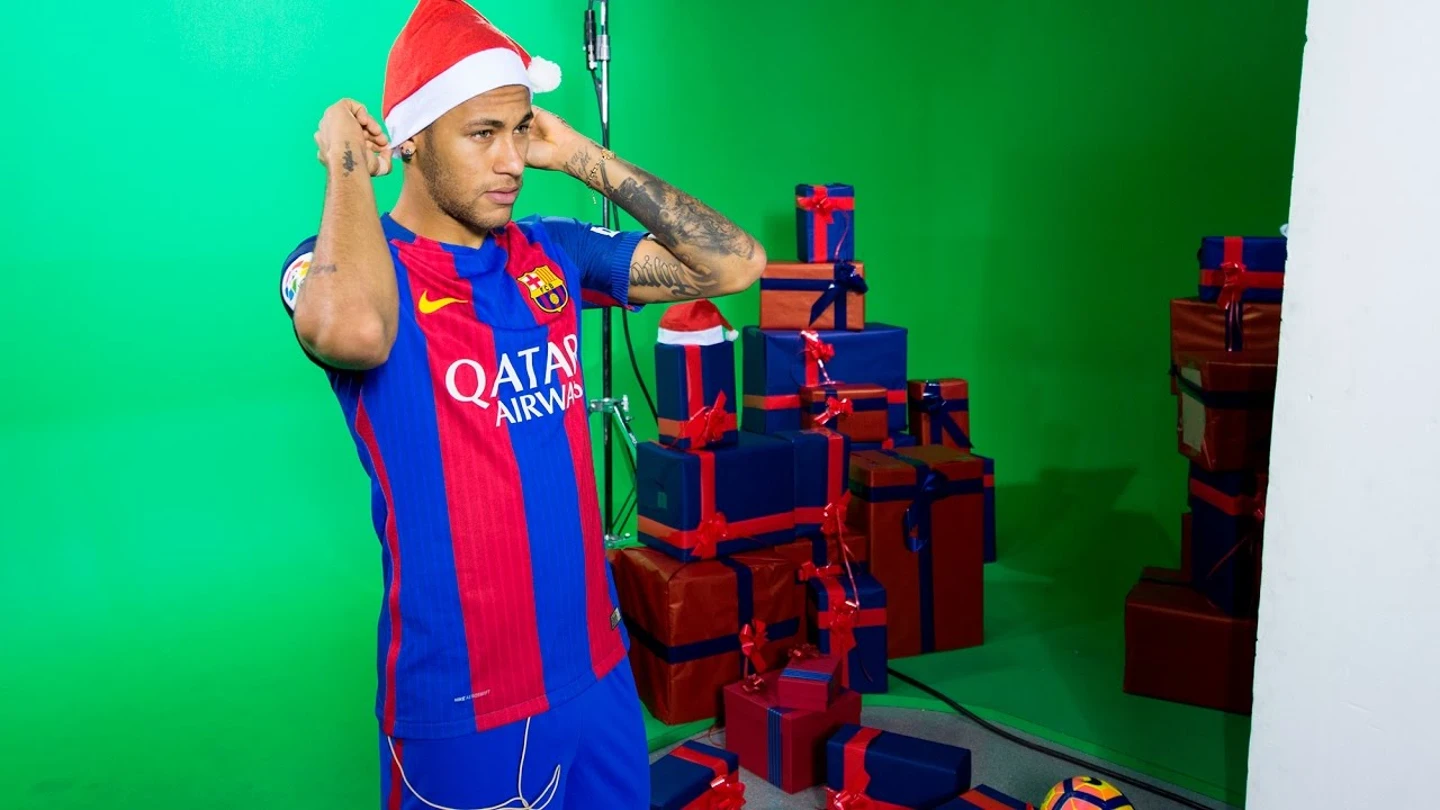 Los jugadores del Barça 'reparten ilusión' en su divertida felicitación navideña Los jugadores del Barça 'reparten ilusión' en su divertida felicitación navideña