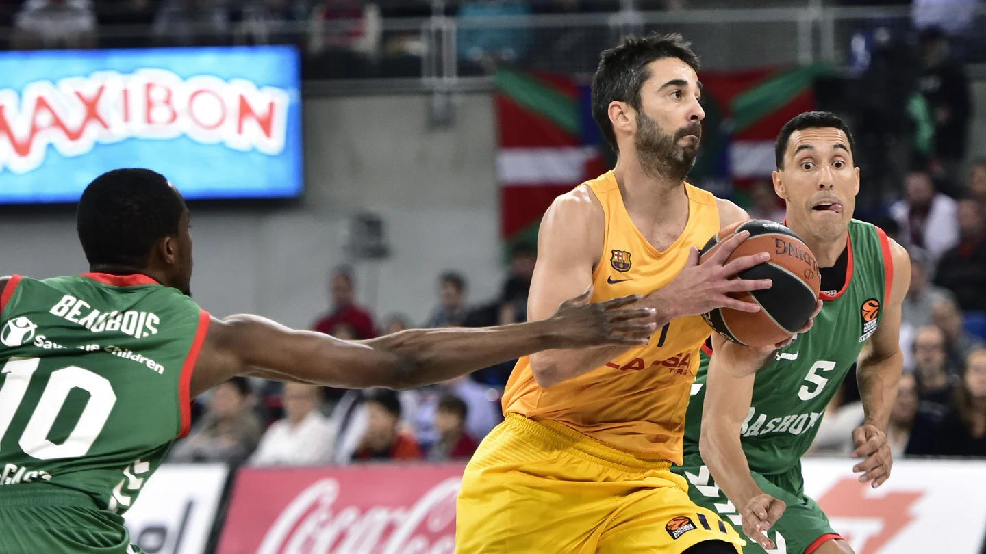 Juan Carlos Navarro intenta entrar a canasta ante la defensa de Beaubois y Prigioni Juan Carlos Navarro intenta entrar a canasta ante la defensa de Beaubois y Prigioni