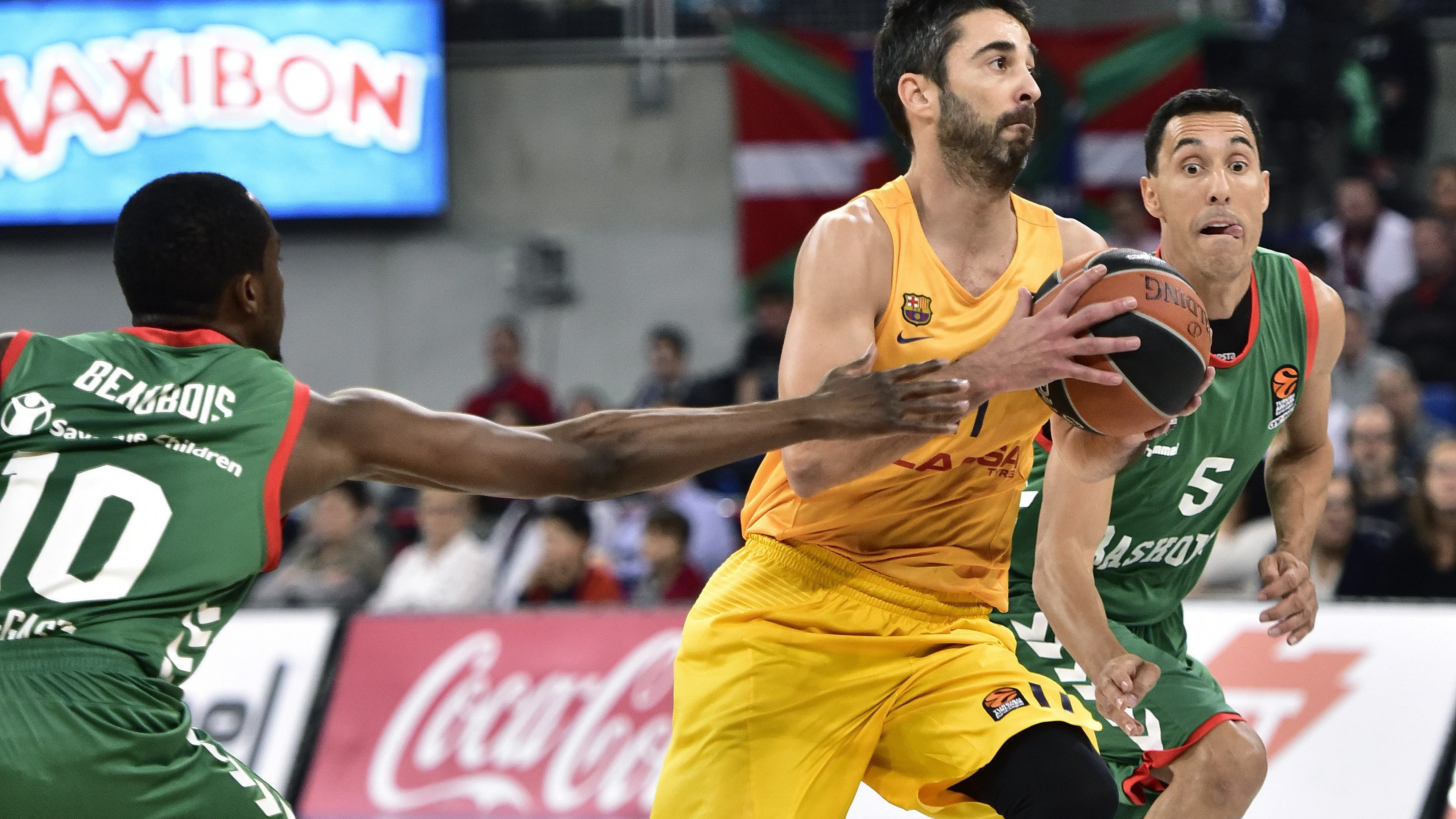 Juan Carlos Navarro intenta entrar a canasta ante la defensa de Beaubois y Prigioni