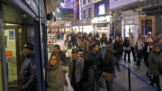 Largas colas en las administraciones de Loter&iacute;a a un d&iacute;a del Sorteo