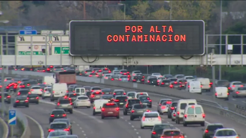 Frame 22.890968 de: El Ayuntamiento de Madrid amplía el protocolo por contaminación al viernes y limita la velocidad en la M-30