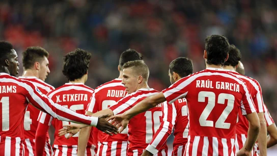 Los jugadores del Athletic celebran uno de los goles contra el Racing Los jugadores del Athletic celebran uno de los goles contra el Racing