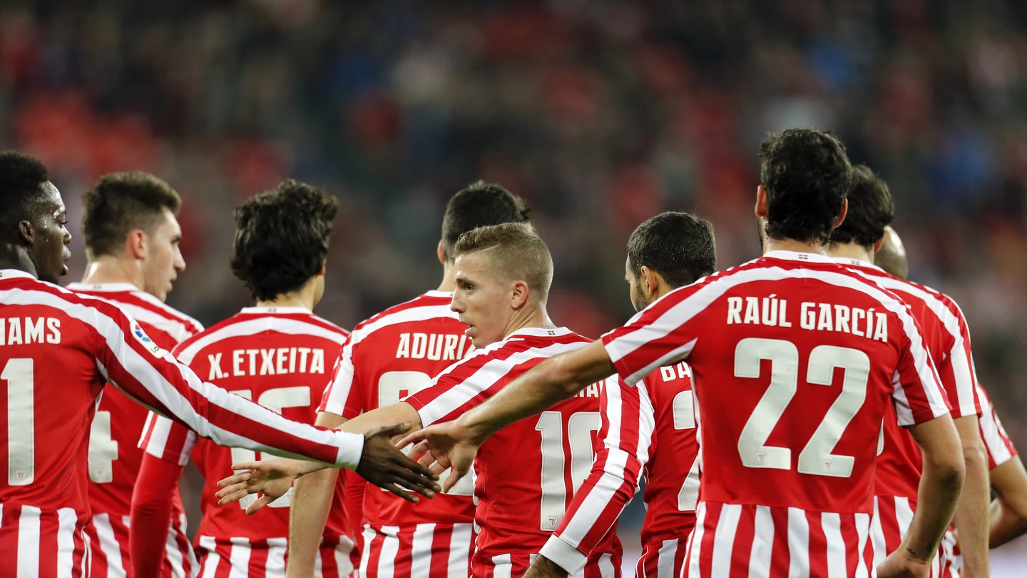 Los jugadores del Athletic celebran uno de los goles contra el Racing Los jugadores del Athletic celebran uno de los goles contra el Racing