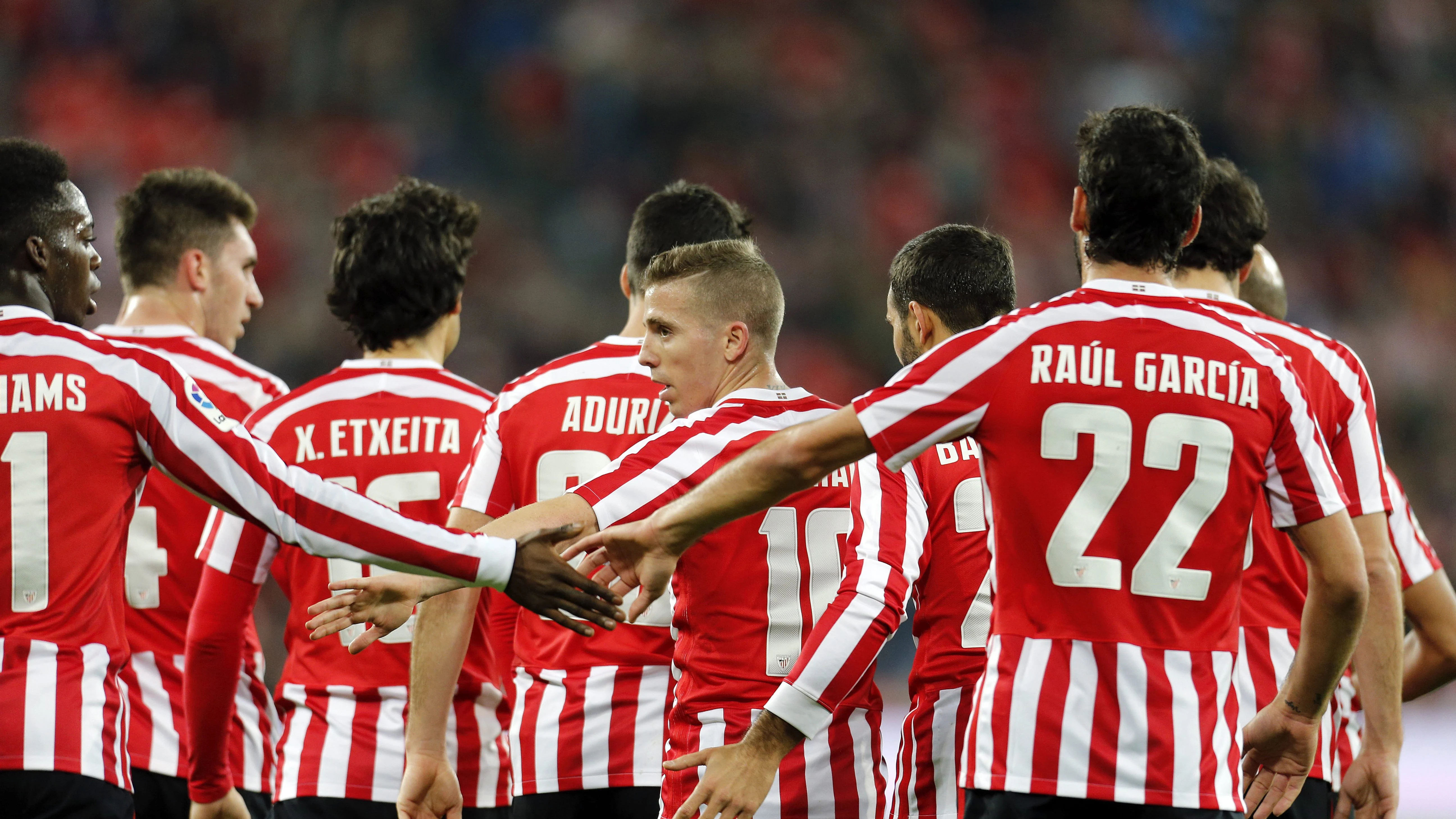 Los jugadores del Athletic celebran uno de los goles contra el Racing