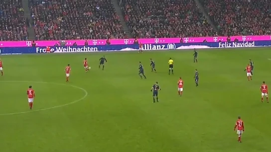 Thiago se confunde y pasa el balón al Papá Noel de la valla publicitaria Thiago se confunde y pasa el balón al Papá Noel de la valla publicitaria
