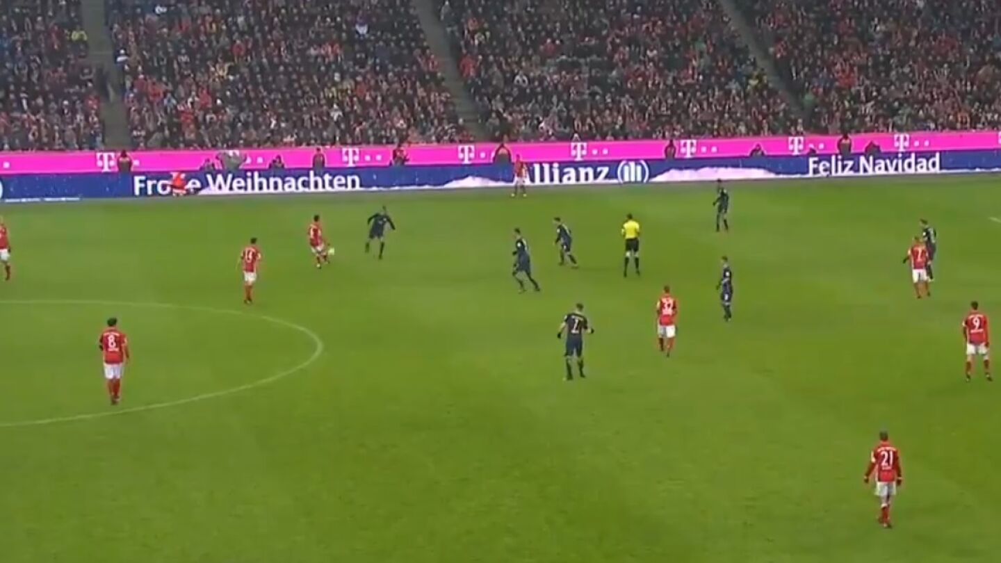 Thiago se confunde y pasa el bal&oacute;n al Pap&aacute; Noel de la valla publicitaria