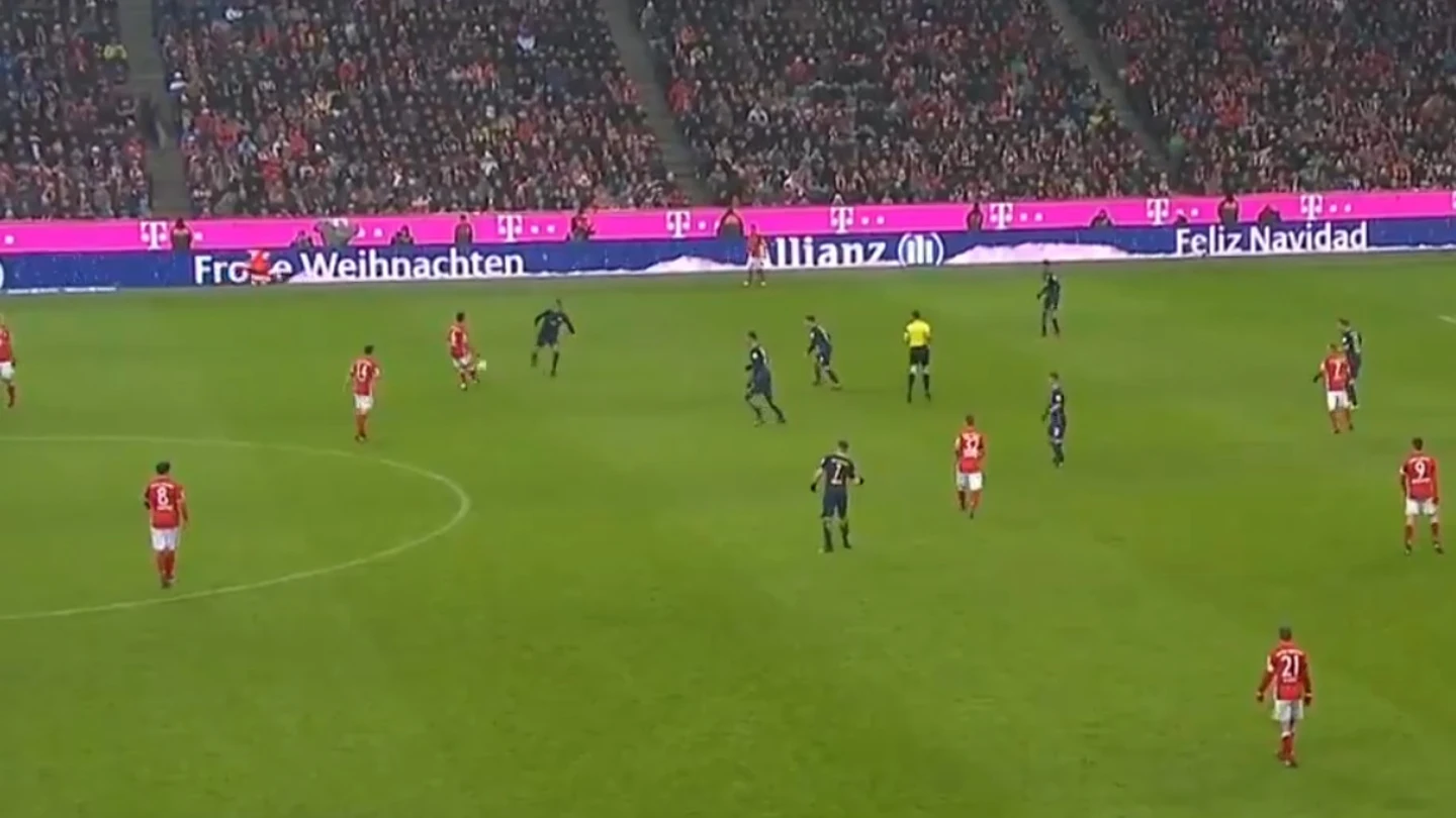 Thiago se confunde y pasa el balón al Papá Noel de la valla publicitaria Thiago se confunde y pasa el balón al Papá Noel de la valla publicitaria