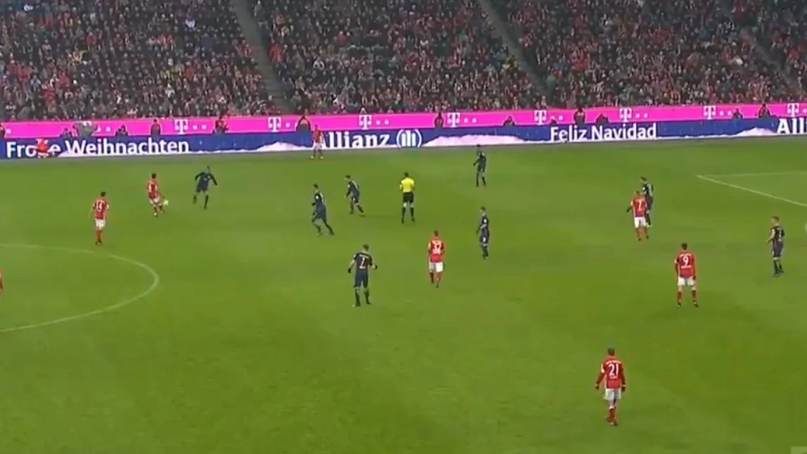 Thiago se confunde y pasa el balón al Papá Noel de la valla publicitaria Thiago se confunde y pasa el balón al Papá Noel de la valla publicitaria