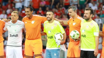 Alan Ruschel posa sonriente antes del partido para ayudar a las víctimas el Chapecoense