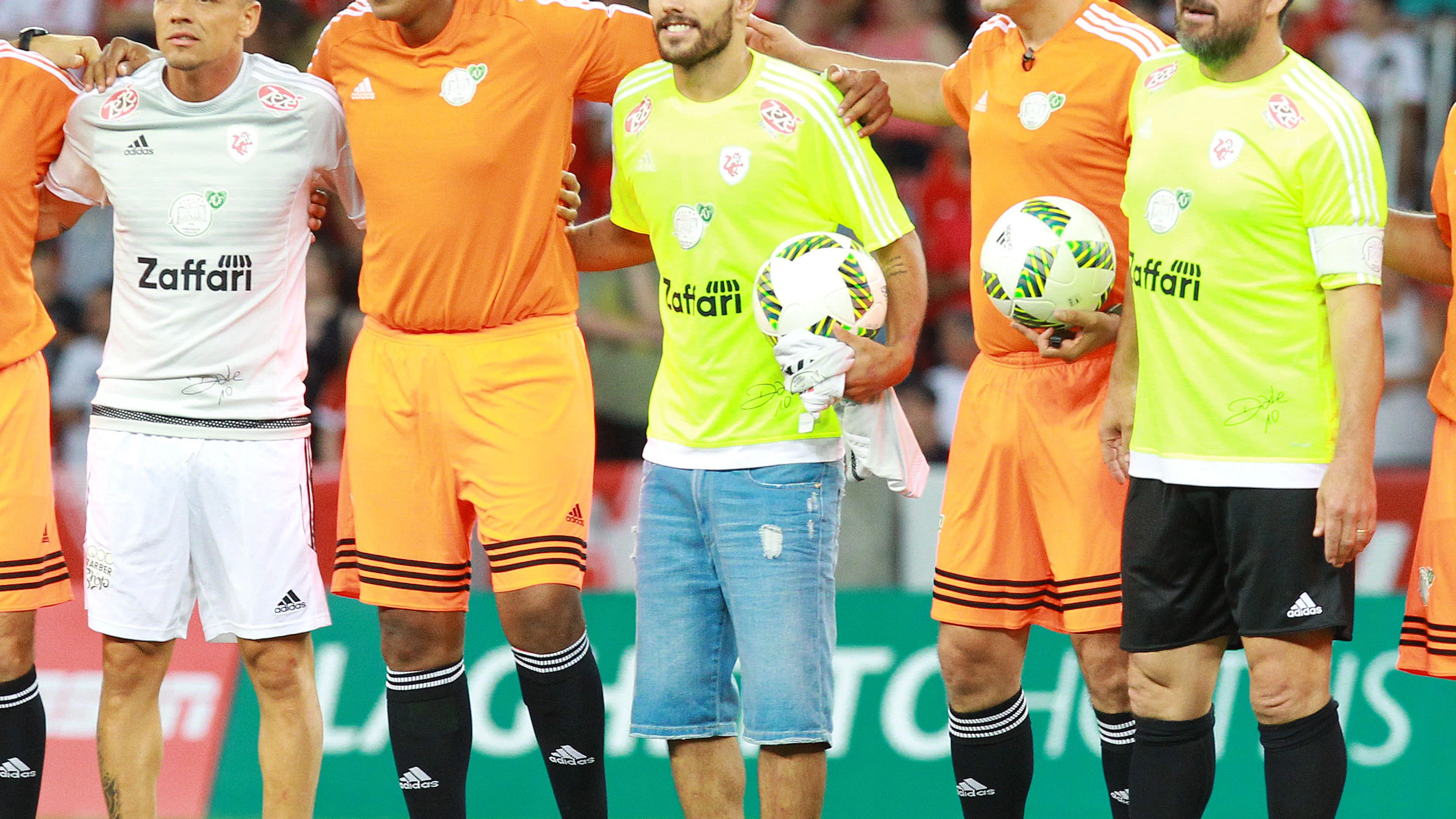 Alan Ruschel posa sonriente antes del partido para ayudar a las v&iacute;ctimas el Chapecoense