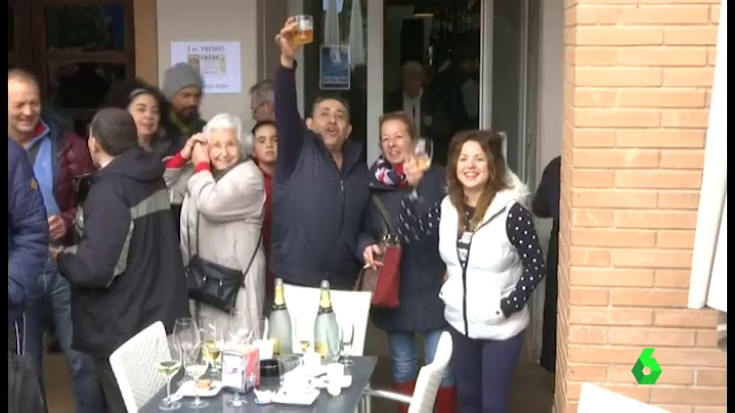 Frame 0.0 de: Muchos de los 6.000 habitantes de la localidad navarra de San Adri&aacute;n, agraciados con los 50.000 euros del tercer premio