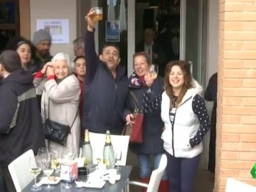 Frame 0.0 de: Muchos de los 6.000 habitantes de la localidad navarra de San Adrián, agraciados con los 50.000 euros del tercer premio Frame 0.0 de: Muchos de los 6.000 habitantes de la localidad navarra de San Adrián, agraciados con los 50.000 euros del tercer premio