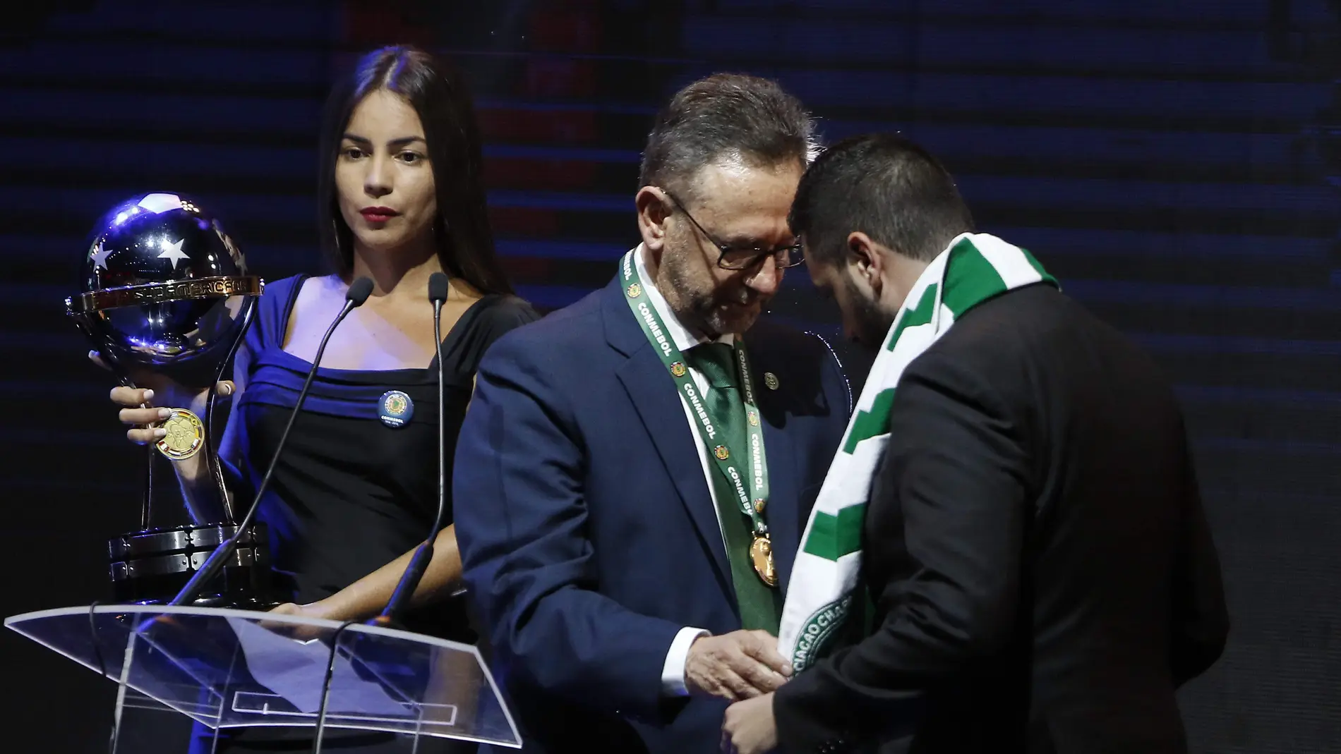El presidente del Chapecoense recoge el trofeo de campeón de Copa Sudamericana