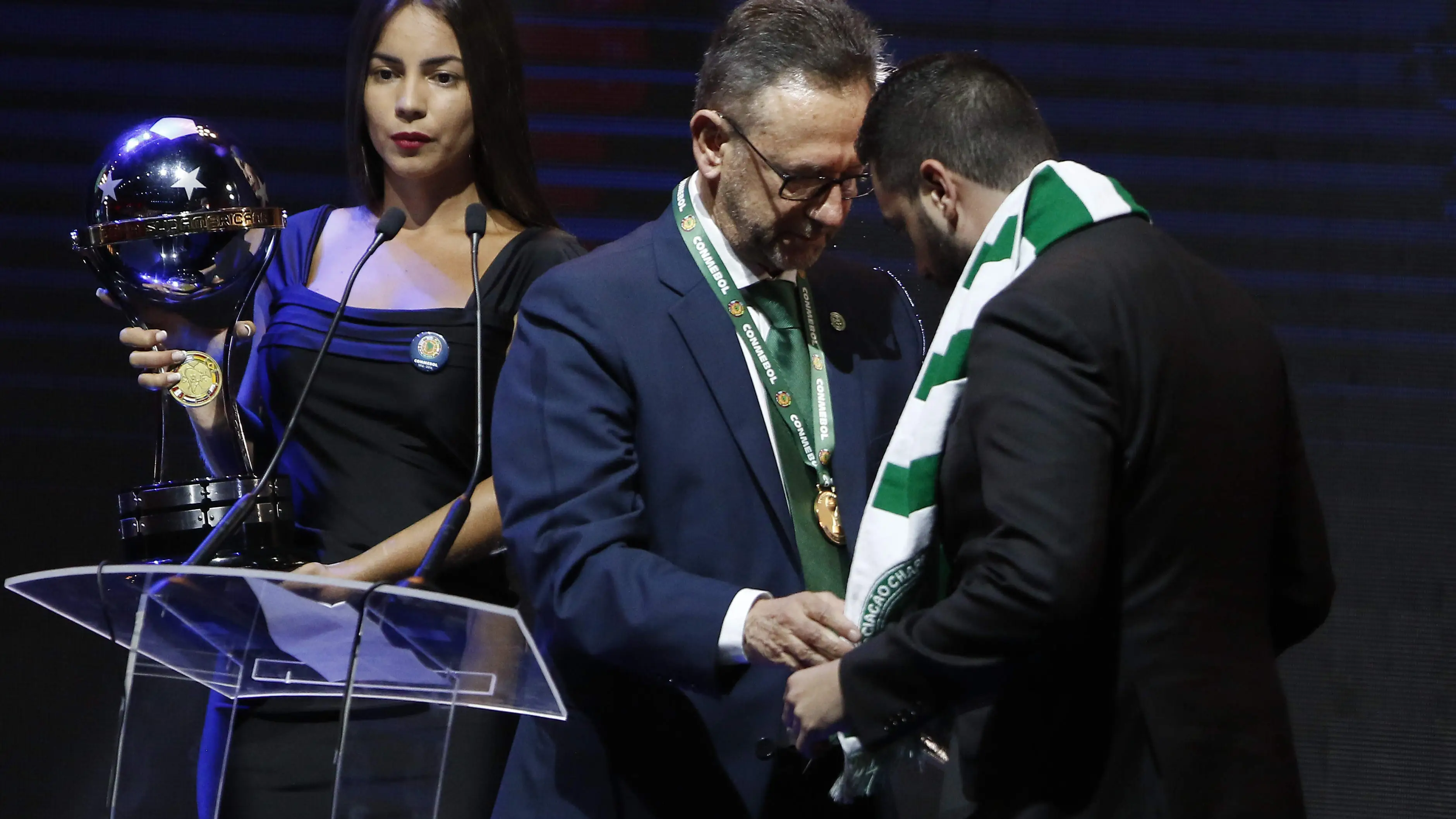 El presidente del Chapecoense recoge el trofeo de campeón de Copa Sudamericana