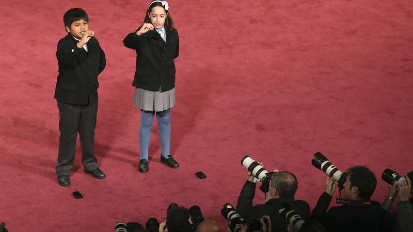 Los ni&ntilde;os de San Ildefonso muestran las bolas con el primer cuarto premio 
