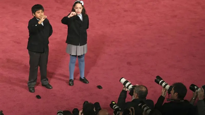 Los niños de San Ildefonso muestran las bolas con el primer cuarto premio 