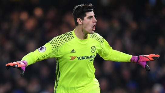 Courtois, el portero menos goleado de la Premier, tambi&eacute;n sabe hacer mates