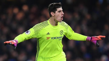 Courtois, el portero menos goleado de la Premier, también sabe hacer mates