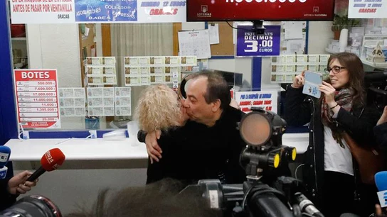Los propietarios de la administración de Lotería de Madrid que ha vendido el Gordo íntegro Los propietarios de la administración de Lotería de Madrid que ha vendido el Gordo íntegro