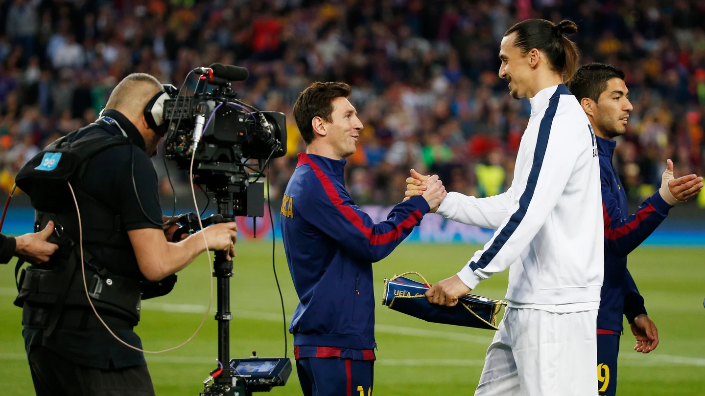 Messi e Ibrahimovic se dan la mano antes del comienzo del partido Messi e Ibrahimovic se dan la mano antes del comienzo del partido