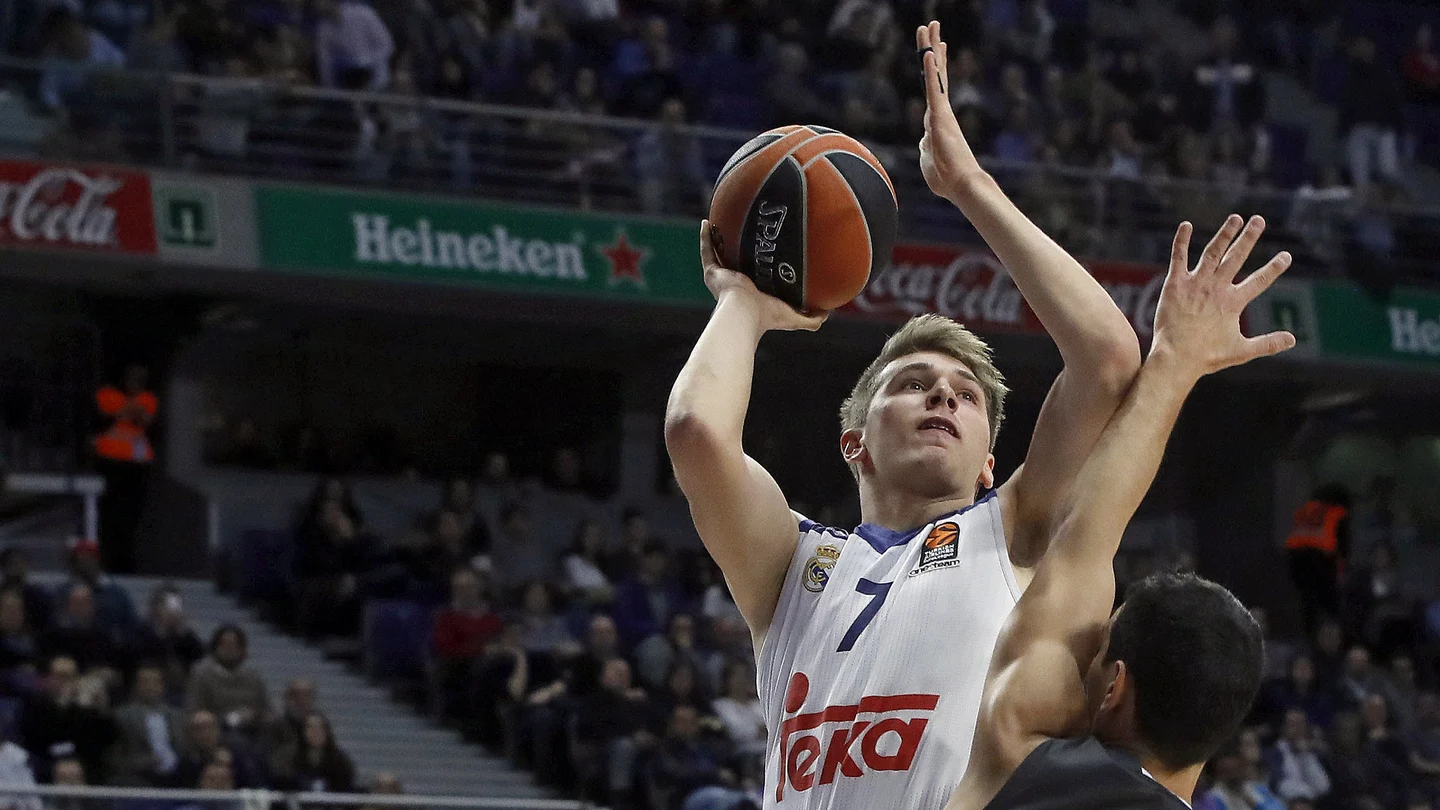 Luka Doncic intenta anotar ante la defensa de Zisis Luka Doncic intenta anotar ante la defensa de Zisis